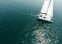 trimarano a vela ragazzas sul coperta